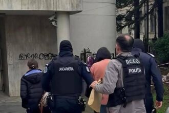 doi politisti de frontiera si trei vamesi retinuti in dosarul gruparilor ce aduceau produse de contrabanda din ucraina video 6a00a9f0b50a6