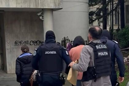 doi politisti de frontiera si trei vamesi retinuti in dosarul gruparilor ce aduceau produse de contrabanda din ucraina video 6a00a9f0b50a6