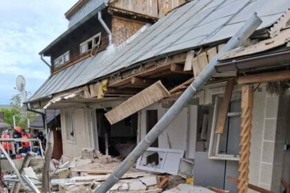 explozie provocata de o acumulare de gaze la o locuinta din judetul vaslui doua persoane au fost grav ranite 6a057864be7bd
