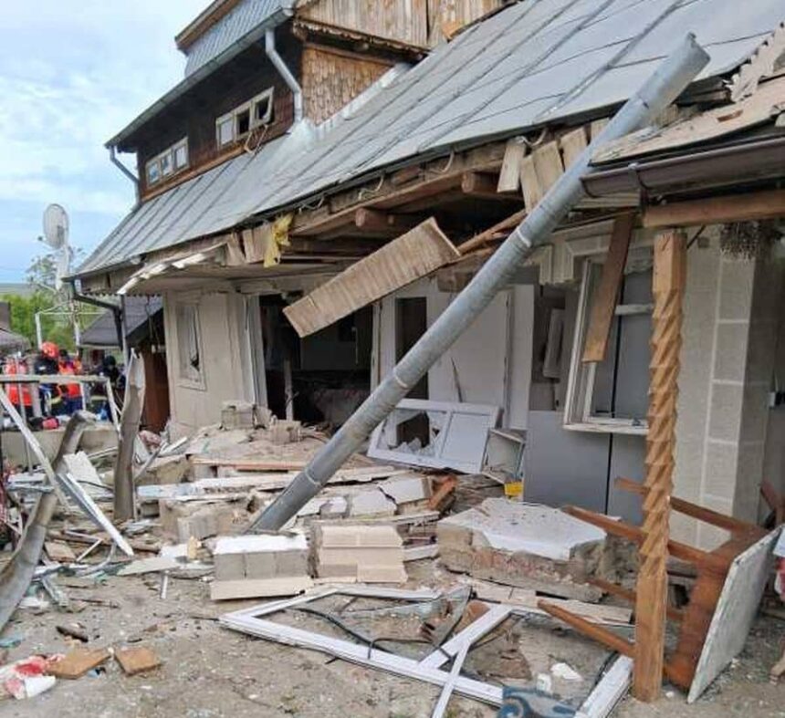 explozie provocata de o acumulare de gaze la o locuinta din judetul vaslui doua persoane au fost grav ranite 6a057864be7bd