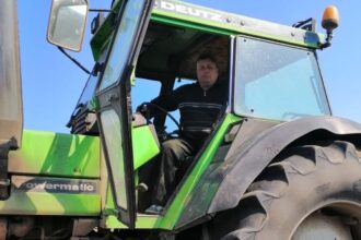 fermierul judecat pentru tentativa de omor dupa ce a trecut la dobrovat cu tractorul peste masina de teren a concurentului achitat de curtea de apel lipsesc elementele infractiunii 6a0a5e591c98a