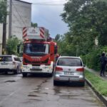 foto interventie a pompierilor ieseni dupa ce un burlan s a desprins de pe o cladire 6a1ac7760cb23