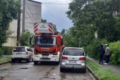 foto interventie a pompierilor ieseni dupa ce un burlan s a desprins de pe o cladire 6a1ac7760cb23