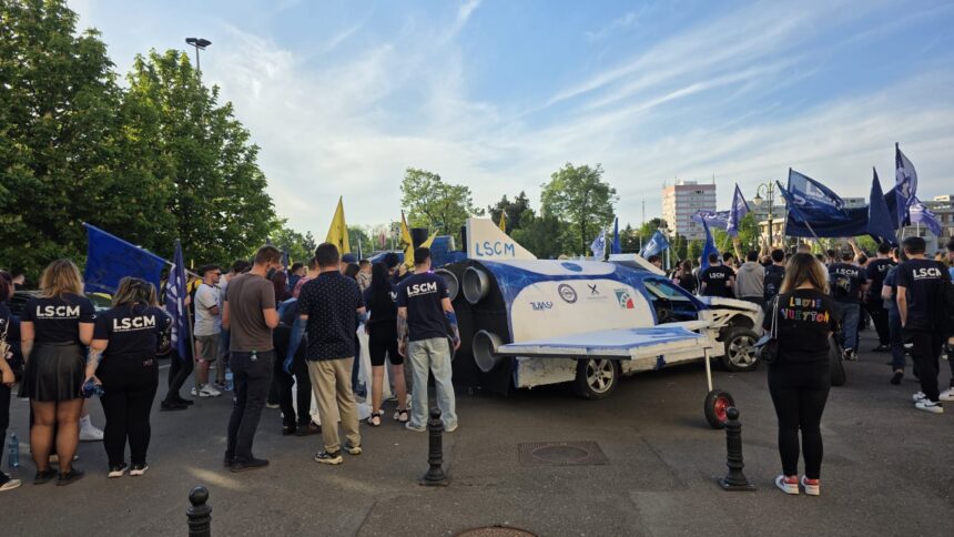 foto video a inceput festudis studentii au transformat strazile orasului intr o uriasa petrecere 69fcbed93398f