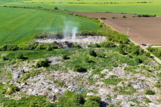 garda de mediu a descoperit cu drona un teren al primariei arad de 15 hectare acoperit cu gunoaie video 69f9a5742e7fe
