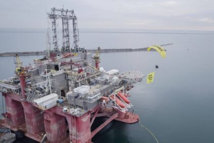 greenpeace romania acuza o posibila deversare care s a intins pe o suprafata de 45 kmc2b2 in zona neptun deep 6a0d767448f30