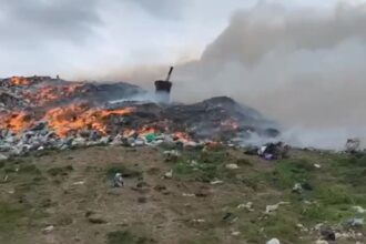 iasi pompierii intervin pentru stingerea unui incendiu la un depozit ecologic de deseuri populatia sfatuita sa evite expunerea prelungita la fumul degajat 69f5b34640d0c