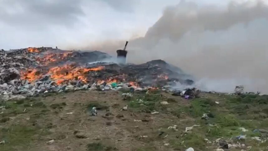 iasi pompierii intervin pentru stingerea unui incendiu la un depozit ecologic de deseuri populatia sfatuita sa evite expunerea prelungita la fumul degajat 69f5b34640d0c
