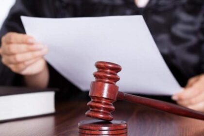 iasi tata violent dat afara din casa la cererea fiului instanta l a obligat sa nu se apropie la mai putin de 5 metri de copilul sau 69f75cb271b7d