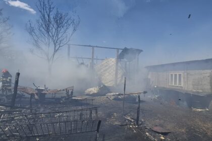 incendiu la un depozit de furaje o casa aflata in apropiere la un pas de a se face scrum 69f8978f1efb1