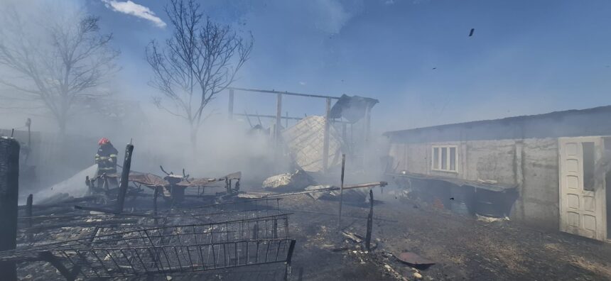 incendiu la un depozit de furaje o casa aflata in apropiere la un pas de a se face scrum 69f8978f1efb1