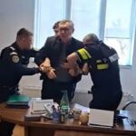 mirel idorasi directorul de la garda forestiera ridicat din birou cu catuse de politisti video 69f9f64711573