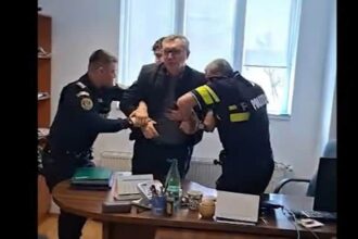 mirel idorasi directorul de la garda forestiera ridicat din birou cu catuse de politisti video 69f9f64711573