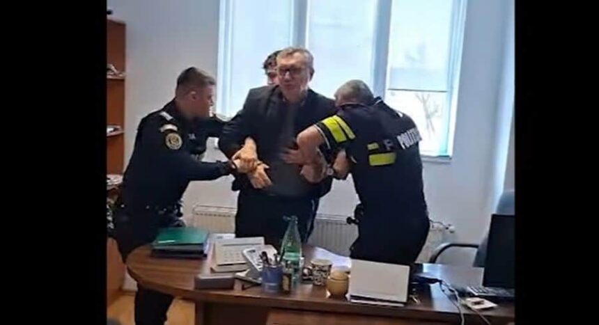mirel idorasi directorul de la garda forestiera ridicat din birou cu catuse de politisti video 69f9f64711573