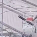 momentul in care o femeie incearca sa fure bucati de metal de pe santierul unei linii de tramvai in bucuresti video 6a1620dbda021
