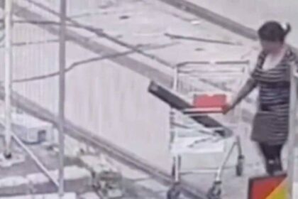 momentul in care o femeie incearca sa fure bucati de metal de pe santierul unei linii de tramvai in bucuresti video 6a1620dbda021