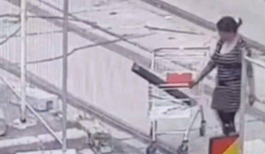 momentul in care o femeie incearca sa fure bucati de metal de pe santierul unei linii de tramvai in bucuresti video 6a1620dbda021