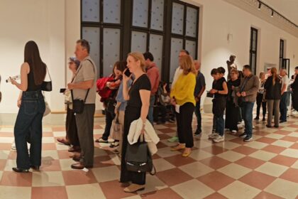 noaptea muzeelor cozi de pana la doua ore la palatul culturii pentru cap de copil de brancusi 6a1201042cf41