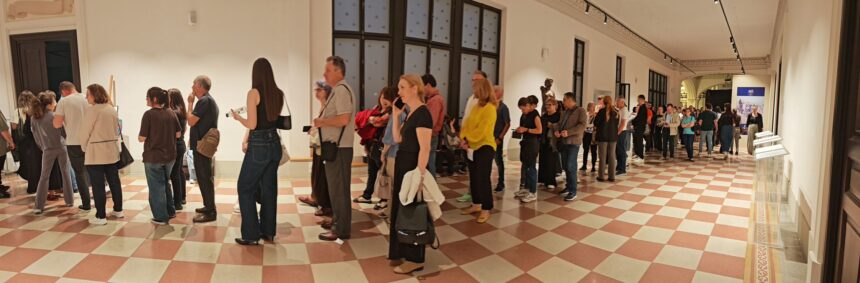 noaptea muzeelor cozi de pana la doua ore la palatul culturii pentru cap de copil de brancusi 6a1201042cf41