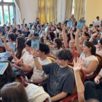 noi suntem in momentul de fata intr o revolutie uriasa un roman si 200 de elevi alecart si logos la intalnire cu scriitorul lucian dan teodorovici 6a163f52917ec