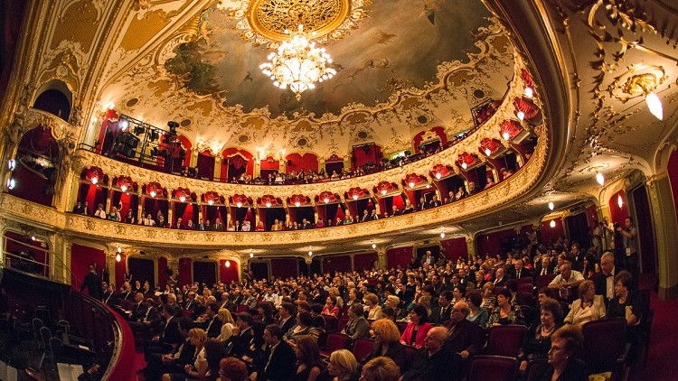 nunta lui figaro la opera iasi cu studenti ai unage in prim plan 6a0ab63fcd271