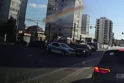 o autospeciala a politiei aflata in misiune implicata intr un accident in iasi momentul a fost surprins de o camera de bord video 69fb677a09265