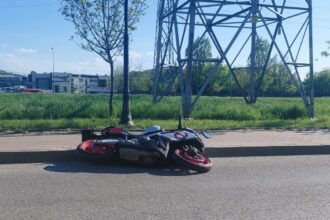 o motocicleta implicata intr un accident rutier in zona metalurgie din iasi politia si ambulanta au intervenit de urgenta 69f8b1c34b1f0