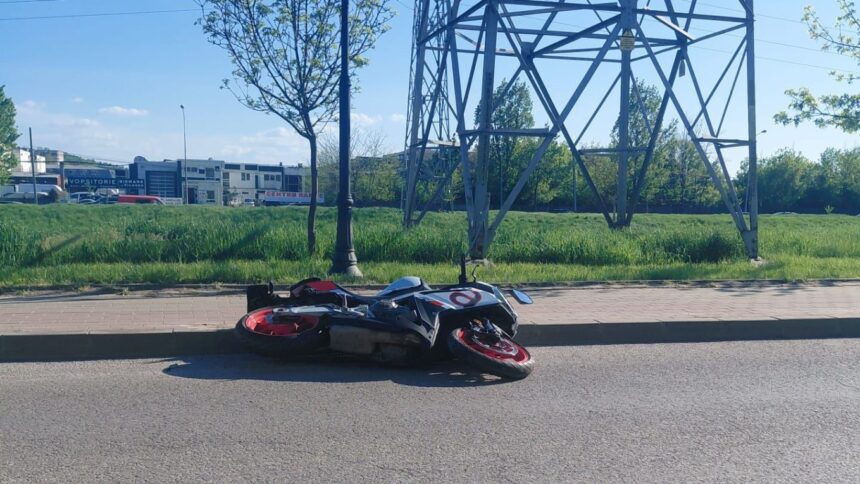o motocicleta implicata intr un accident rutier in zona metalurgie din iasi politia si ambulanta au intervenit de urgenta 69f8b1c34b1f0