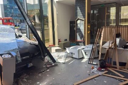 o soferita de 71 de ani a intrat cu masina intr un bancomat si a accidentat o alta femeie 6a086fb44a115