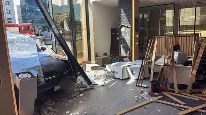 o soferita de 71 de ani a intrat cu masina intr un bancomat si a accidentat o alta femeie 6a086fb44a115