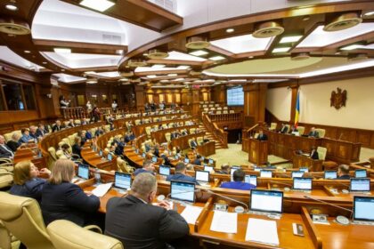 parlamentul republicii moldova a restrictionat utilizarea limbii ruse legea obliga deputatii sa ia cuvantul doar in romana 69fd862104f0c