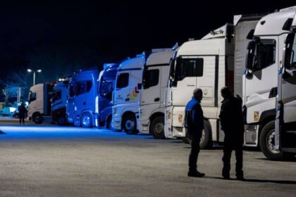 patru romani acuzati ca au jefuit un tir intr o parcare din franta ar fi furat cosmetice de aproape un milion de euro 69fa125e0439c