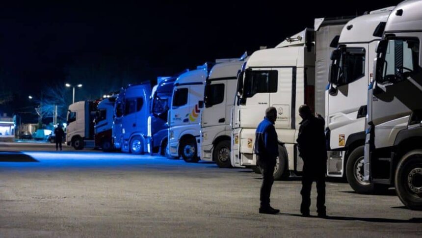 patru romani acuzati ca au jefuit un tir intr o parcare din franta ar fi furat cosmetice de aproape un milion de euro 69fa125e0439c