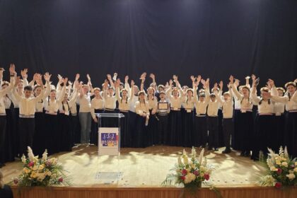 performanta a elevilor de la liceul waldorf din iasi corul a cucerit scena nationala dupa ce a cantat in limba swahili waldorfia a obtinut premiul i la olimpiada 6a03c6c4e9cc0