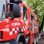 pompierii ieseni au indepartat dintr un copac o placa de azbociment care risca sa se prabuseasca peste autoturisme 69f6fb5868bdd