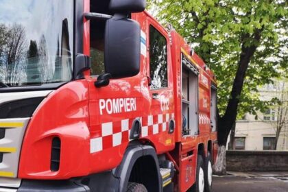 pompierii ieseni au indepartat dintr un copac o placa de azbociment care risca sa se prabuseasca peste autoturisme 69f6fb5868bdd