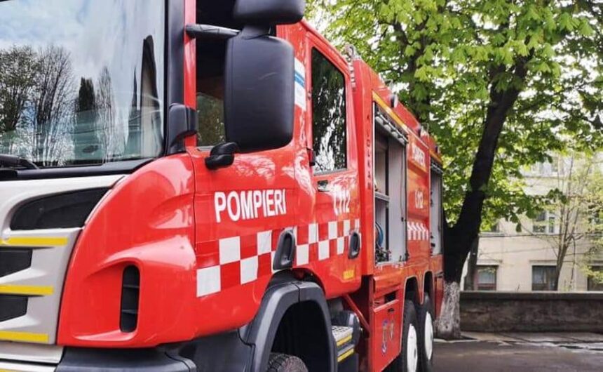 pompierii ieseni au indepartat dintr un copac o placa de azbociment care risca sa se prabuseasca peste autoturisme 69f6fb5868bdd