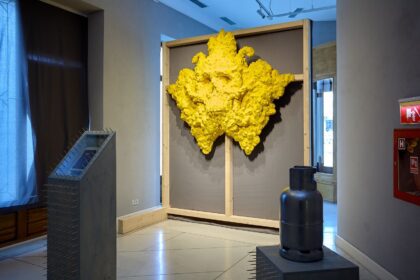 romanian creative week a inchis expozitia malleus maleficarum gazduita de palatul braunstein si a sesizat politia dupa compromiterea expozitiei care include o carte de patrimoniu a 6a0d60398ebcc