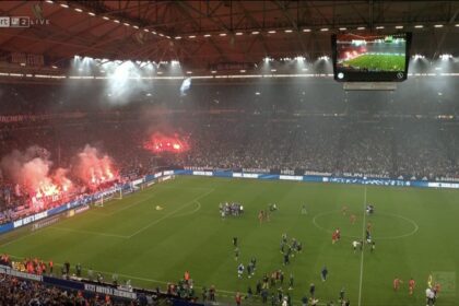 schalke 04 a revenit in prima liga germana dupa o absenta de trei ani peste 60 000 de spectatori la fiecare meci din liga a 2 69f72f0813188