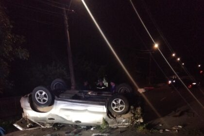si a lasat prietenul grav ranit in masina rasturnata si a fugit de la locul accidentului 6a1bc32a0ad58