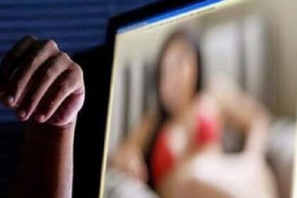 si a santajat fosta iubita de bani pentru masina dupa ce a aflat ca face videochat luat la intrebari baiatul a jucat cartea moralitatii voia sa salveze fata de la decadere 6a0a6fdb894ba