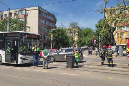 trei persoane au fost ranite in urma coliziunii dintre un autobuz ctp si un autoturism 6a083bf4730f3