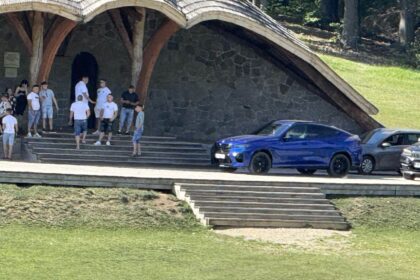 trei persoane sunt cercetate de politisti dupa ce si au parcat masinile pe scena altarului din sumuleu ciuc 6a155bfb2000a