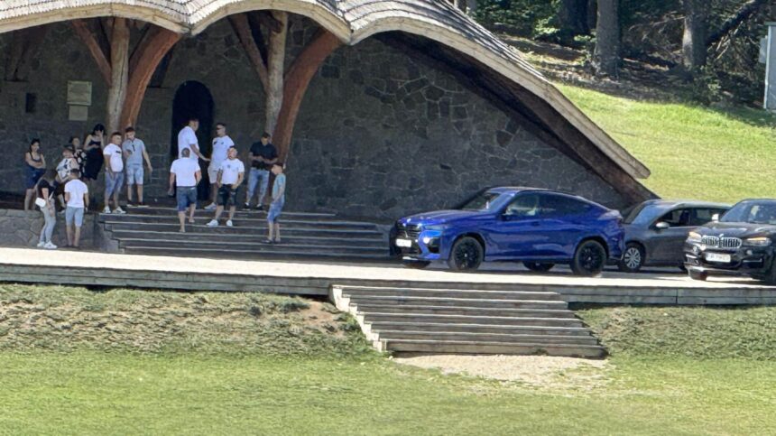 trei persoane sunt cercetate de politisti dupa ce si au parcat masinile pe scena altarului din sumuleu ciuc 6a155bfb2000a