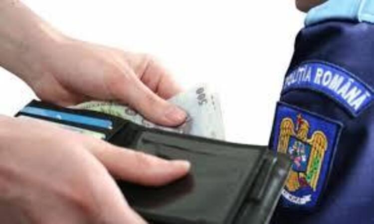 un agent de politie s a trezut cu 5 000 ron bagati cu forta in buzunar pentru ca sa fie bine pentru un sofer prins baut la volan 69fb454169a6a