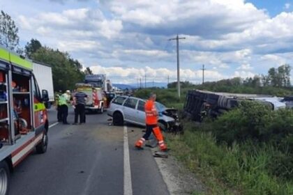 un barbat a murit pe loc dupa ce masina in care se afla a fost lovita in plin de un tir el a fost aruncat din vehicul 6a0744e56fdac