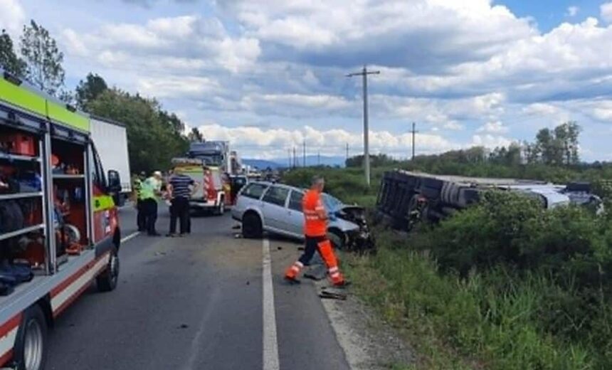 un barbat a murit pe loc dupa ce masina in care se afla a fost lovita in plin de un tir el a fost aruncat din vehicul 6a0744e56fdac