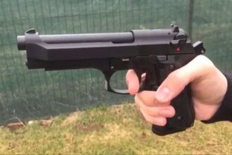 un barbat din constanta a tras cu o arma airsoft in parintii unor copii care se jucau cu mingea langa curtea sa 6a0f825334c33