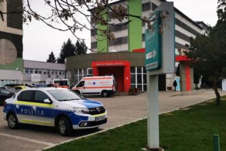 un copil de 12 ani a fost muscat de trei caini dupa ce a intrat fara drept intr o curte din slatina 6a06d7f56c750