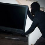 un nemtean ajuns la iasi a plecat din camera inchiriata in regim hotelier cu tot cu televizor apoi a jefuit un amanet a fost prins de trecatorii de pe trotuar 69f93ad66ee19